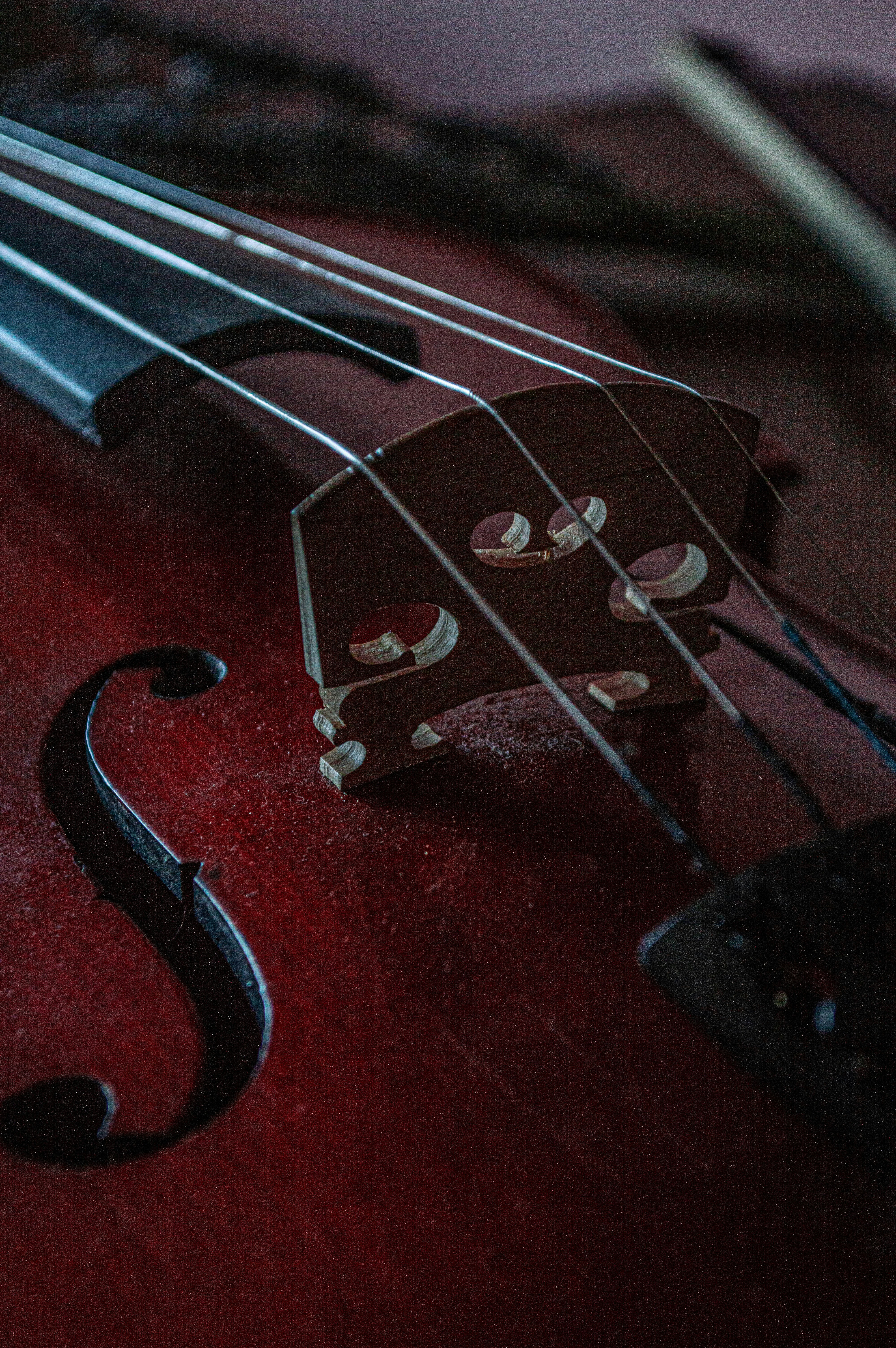 Ajuste acústico no cavalete do violino